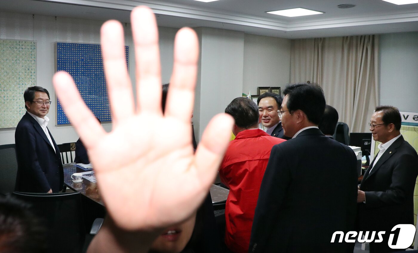 본문 이미지 - 채이배 바른미래당 의원이 25일 서울 여의도 국회 의원회관에서 방문한 자유한국당 의원들과 대화를 하고 있다. 이날 바른미래당은 국회 사법개혁특별위원회에서 오신환 의원을 채이배 의원으로 교체하는 내용의 사보임 신청서를 국회 의사과에 팩스로 제출했다. 2019.4.25/뉴스1 ⓒ News1 김명섭 기자