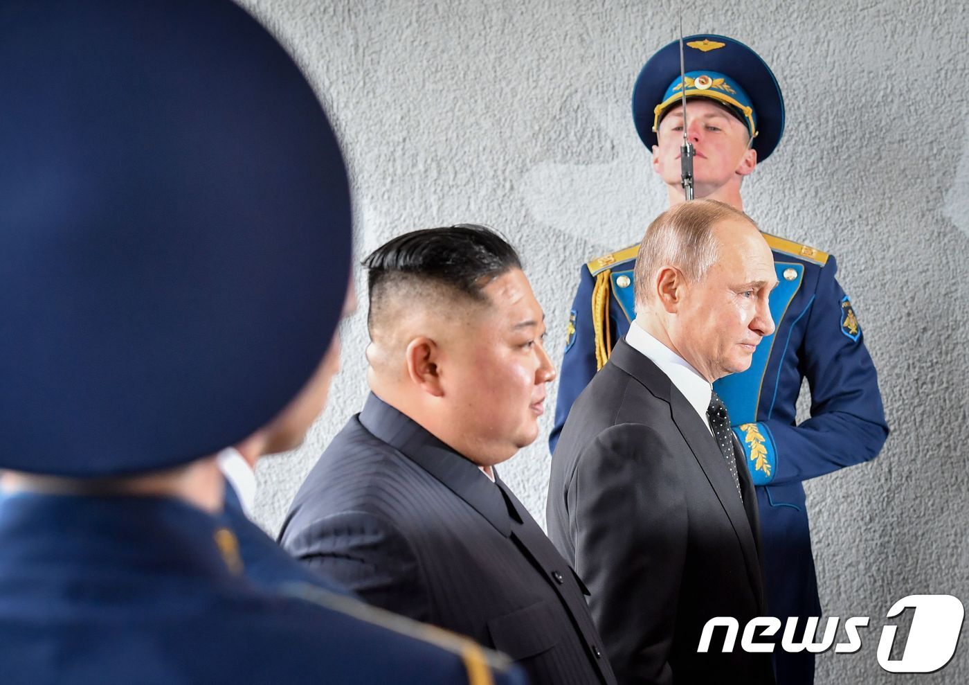 본문 이미지 - 김정은 북한 국무위원장과 블라디미르 푸틴 러시아 대통령이 25일 (현지시간) 블라디보스토크 루시크섬 극동연방대학에서 정상회담에 앞서 걸으며 대화를 나누고 있다. ⓒ AFP=뉴스1 ⓒ News1 우동명 기자