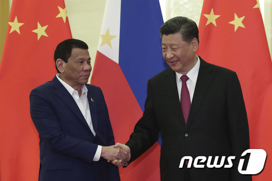 [사진] 필리핀 대통령과 악수하는 시진핑