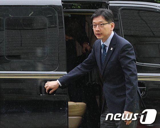 김경수, 석방 8일만에 첫 법정 출석