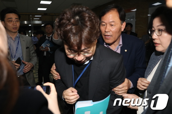 \'패스트트랙 막아라\' 민주당 관계자 막는 한국당 의원들