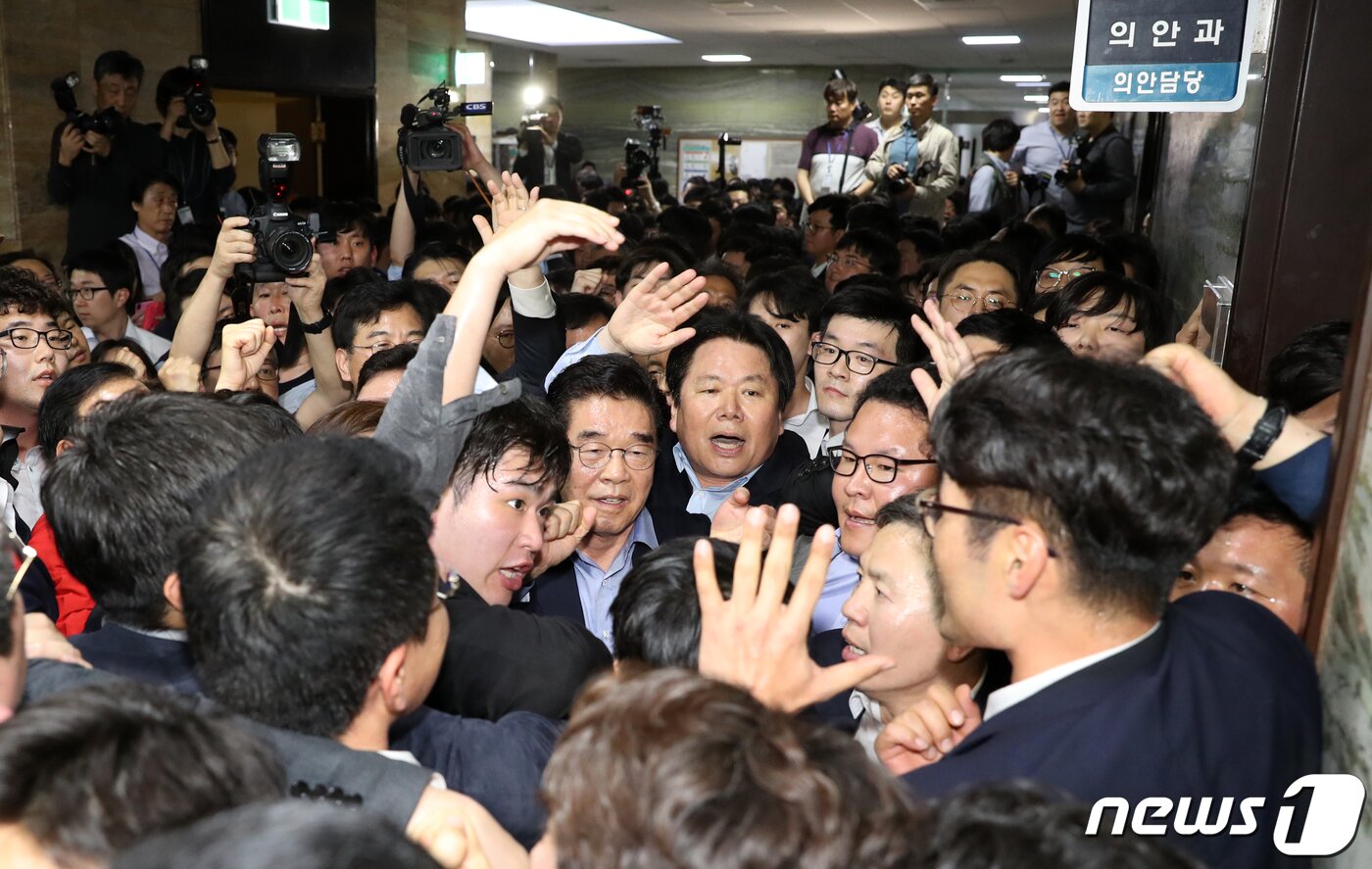 본문 이미지 - 정양석 당시 자유한국당&#40;현 국민의힘&#41; 원내수석부대표를 비롯한 의원들과 보좌관들이 2019년 4월 25일 오후 서울 여의도 국회 의안과 앞에서 여당의 공수처법 등 패스트트랙 지정 법안 제출을 저지하기위해 몸으로 막아서고 있다. 2019.4.25/뉴스1 ⓒ News1 이종덕 기자