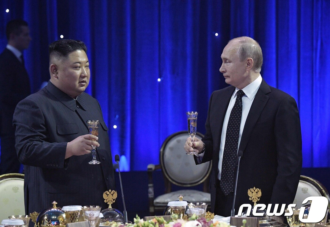본문 이미지 - 김정은 북한 국무위원장과 푸틴 러시아 대통령이 지난 2019년 4월25일 러시아 블라디보스토크 극동연방대학에서 열린 북러 정상회담을 마친 뒤 가진 만찬에서 건배를 하고 있다 ⓒ AFP=뉴스1