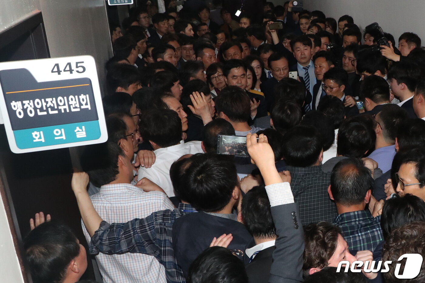 본문 이미지 - 나경원 당시 자유한국당&#40;현 국민의힘&#41; 원내대표 등 자유한국당 의원들이 2019년 4월 25일 오후 서울 여의도 국회 의안과 앞에서 여당의 공수처법 등 패스트트랙 지정 법안 제출을 저지하기 위해 입구를 막고 있다. 2019.4.25/뉴스1 ⓒ News1 김명섭 기자