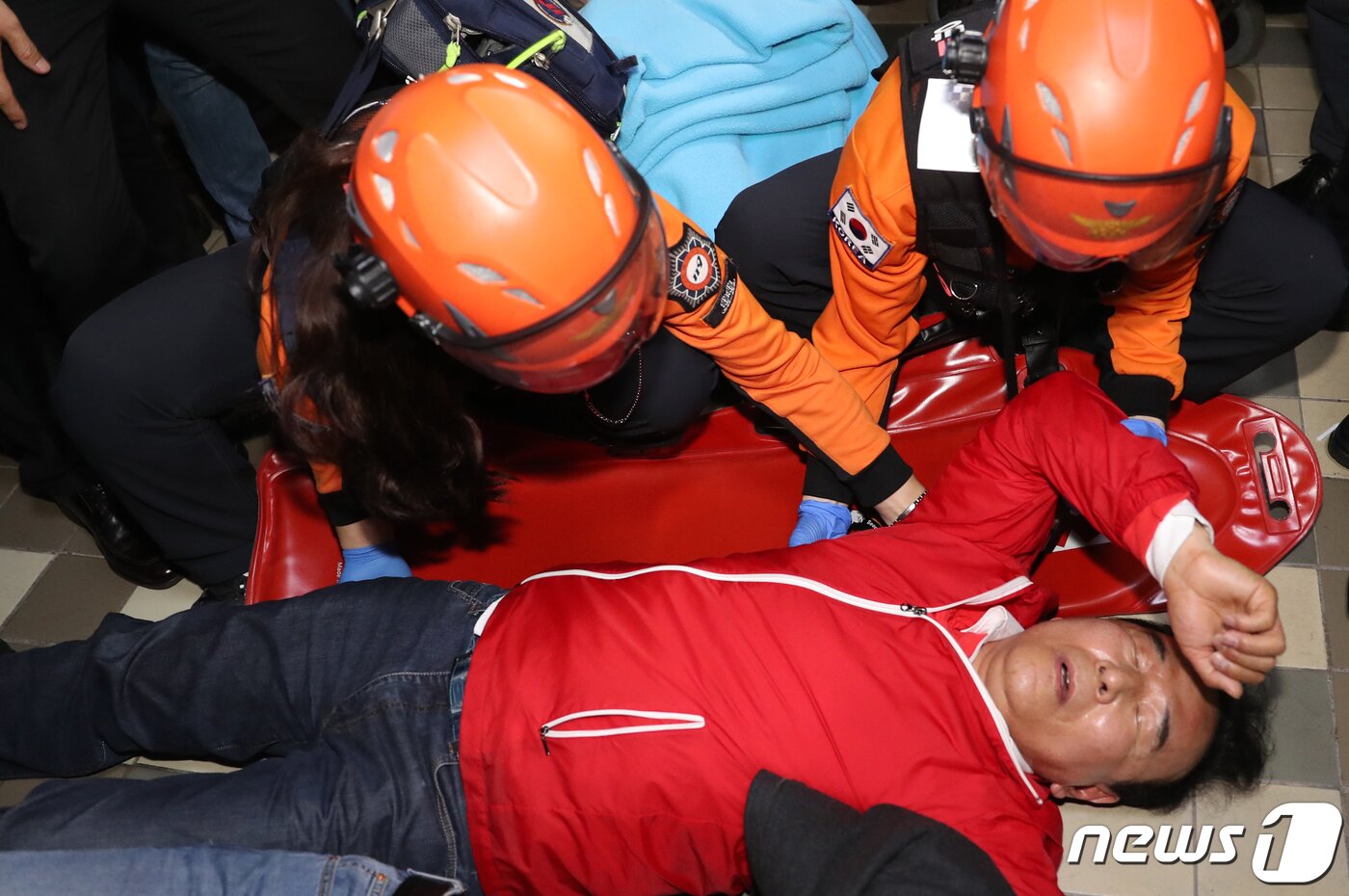 본문 이미지 - 박덕흠 자유한국당 의원이 26일 새벽 서울 여의도 국회 의안과 앞에서 더불어민주당 의원들의 법안 제출을 막는과정에서 부상을 당해 119구조대원들의 들것에 실려나가고 있다. 2019.4.26/뉴스1 ⓒ News1 이종덕 기자