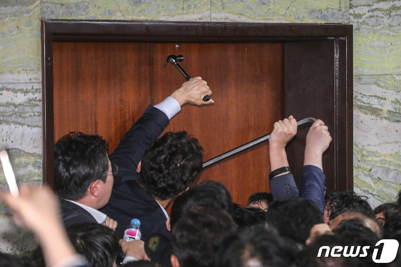 본문 이미지 - 26일 새벽 국회에서 더불어민주당 당직자들이 패스트트랙 지정안건 법안제출을 위해 자유한국당 당직자들이 점거 중인 의안과 진입을 시도하고 있다. 2019.4.26/뉴스1 ⓒ News1 성동훈 기자