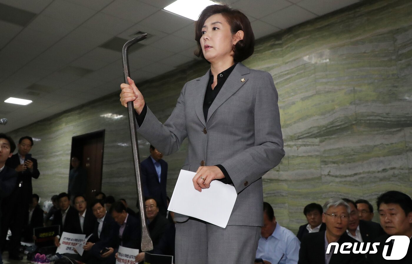 본문 이미지 - 나경원 자유한국당 원내대표가 26일 서울 여의도 국회 의안과 앞에서 열린 의원총회에서 공수처법·검경수사권조정법안의 접수를 강행하기 위해 동원된 쇠지렛대를 들어 보이고 있다.  2019.4.26/뉴스1 ⓒ News1 김명섭 기자