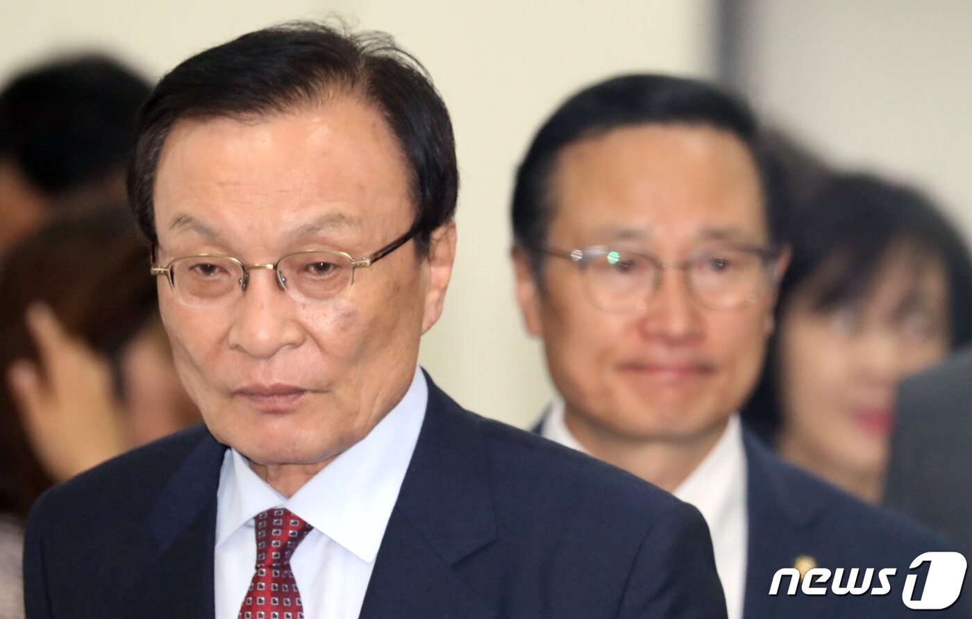 본문 이미지 - 이해찬 더불어민주당 대표가 26일 오후 서울 여의도 국회에서 열린 최고위원회의에 참석하고 있다. 2019.4.26/뉴스1 ⓒ News1 김명섭 기자