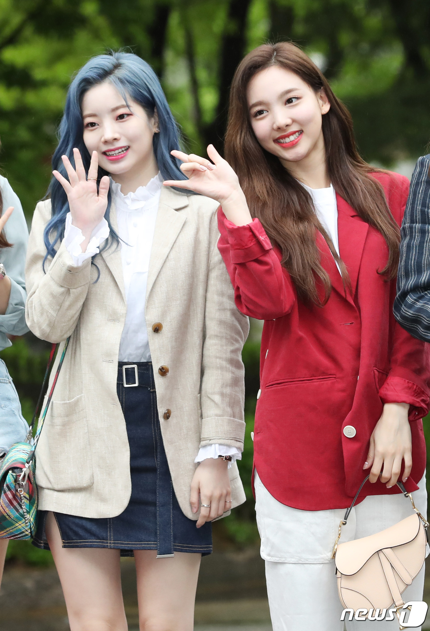 (서울=뉴스1) 권현진 기자 = 트와이스(TWICE) 다현, 나연(오른쪽)이 26일 오전 서울 여의도 KBS에서 열린 KBS2 '뮤직뱅크'(뮤뱅) 리허설에 참석해 인사를 하고 있다 …