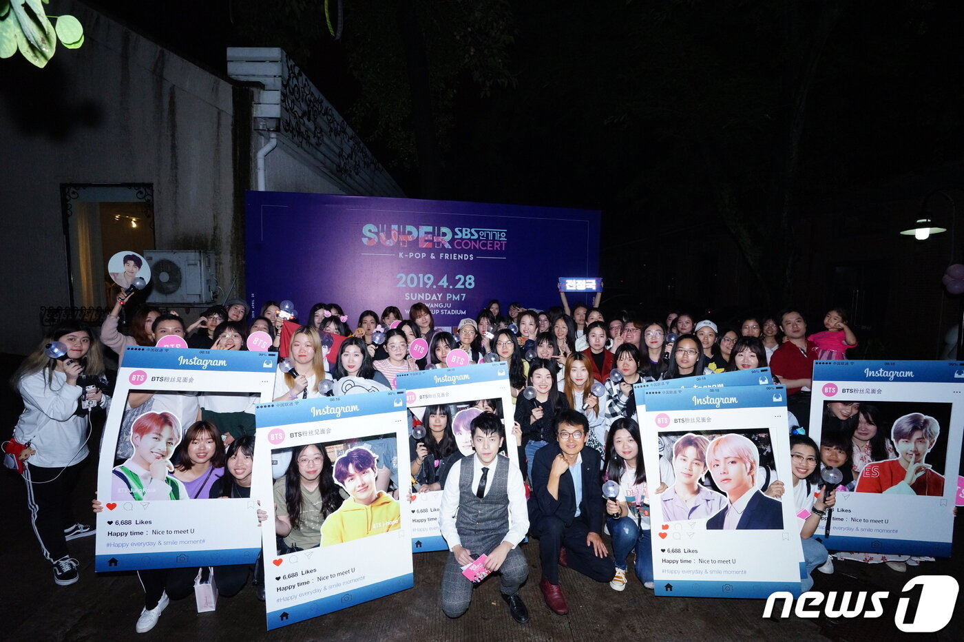 본문 이미지 - 중국 광저우에 있는 방탄소년단 팬들 모습.(한국관광공사 제공).  ⓒ News1