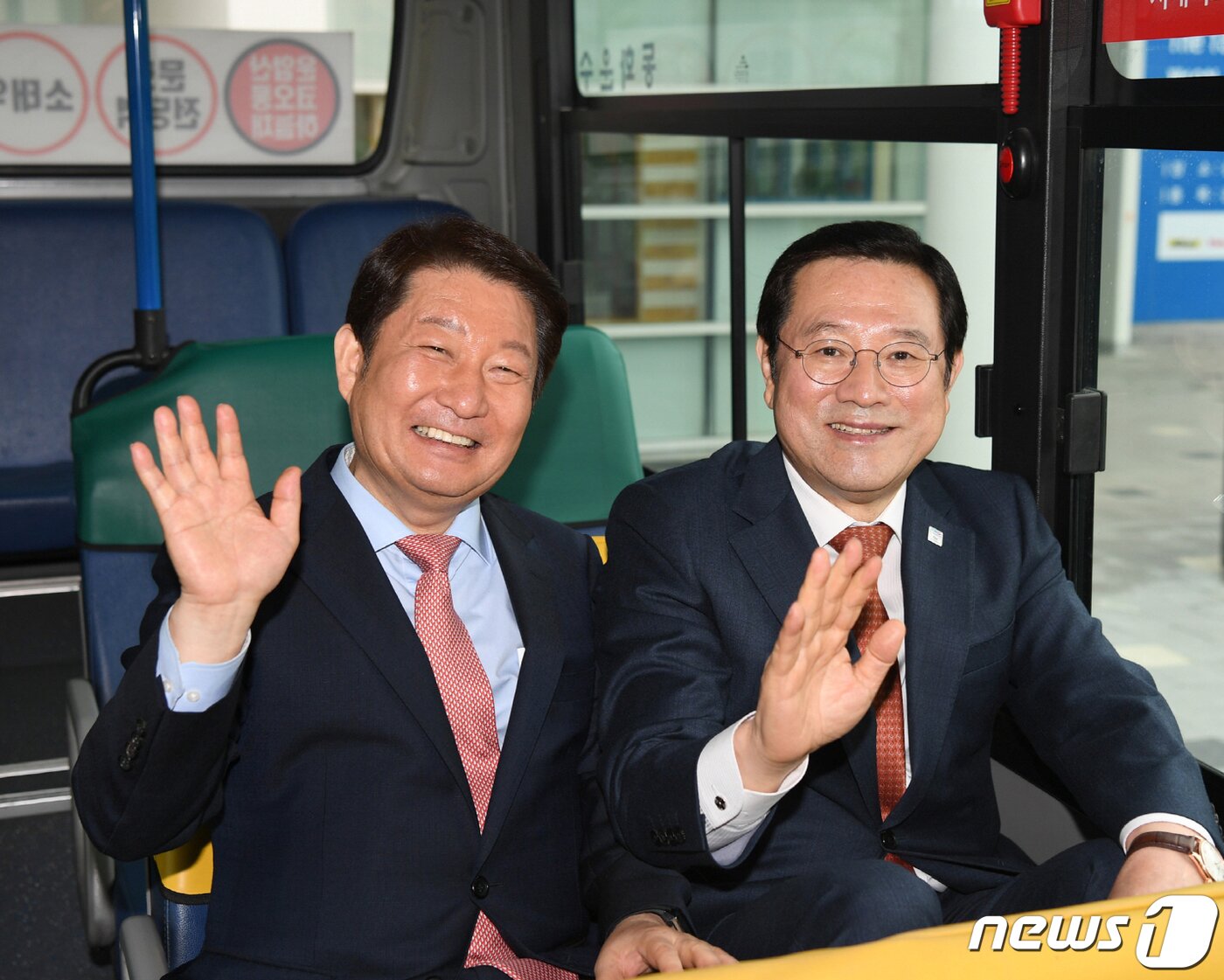 본문 이미지 - 이용섭 광주시장(오른쪽)과 권영진 대구시장이 26일 광주시청 행정동 앞 광장에서 열린 광주·대구 달빛동맹 강화를 위한 '228버스 명명식'에 참석해 버스 시승식을 하고 있다.(광주시 제공)2019.4.26/뉴스1 ⓒ News1