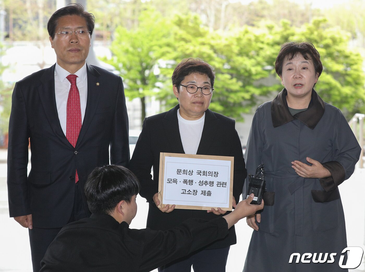 본문 이미지 - 임이자 자유한국당 의원이지난  26일 오후 서울 서초동 대검찰청에서 문희상 국회의장을 고소하기 위해 검찰청사로 들어서고 있다. /뉴스1 ⓒ News1 신웅수 기자