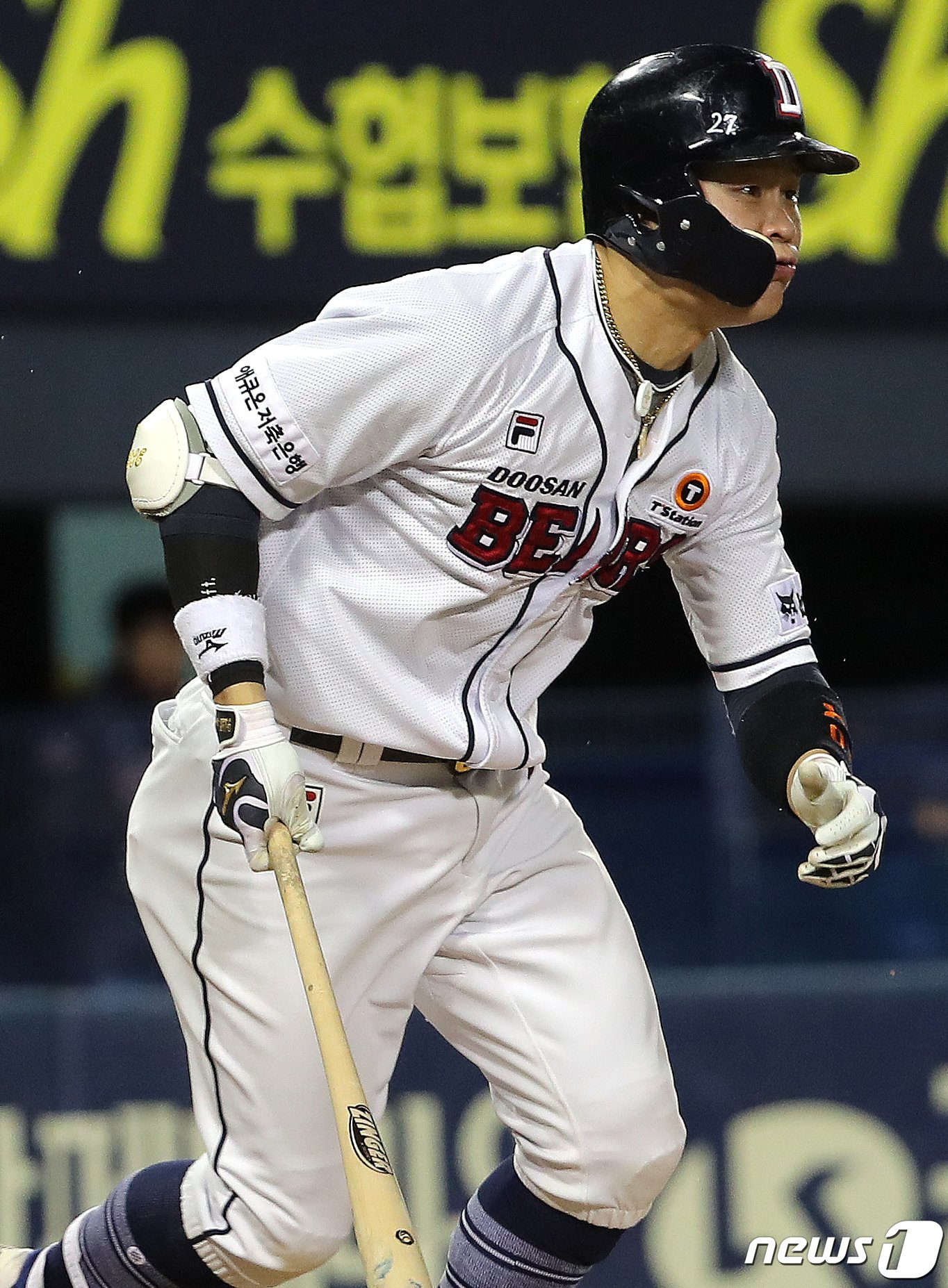 26일 오후 서울 송파구 잠실야구장에서 열린 프로야구 &#39;2019 신한은행 MY CAR KBO 리그&#39; 롯데 자이언츠와 두산 베어스의 경기에서 두산의 4회말 1사 1루 상황때 박세혁이 2루타를 친 뒤 출루하고 있다. 2019.4.26/뉴스1 ⓒ News1 구윤성 기자