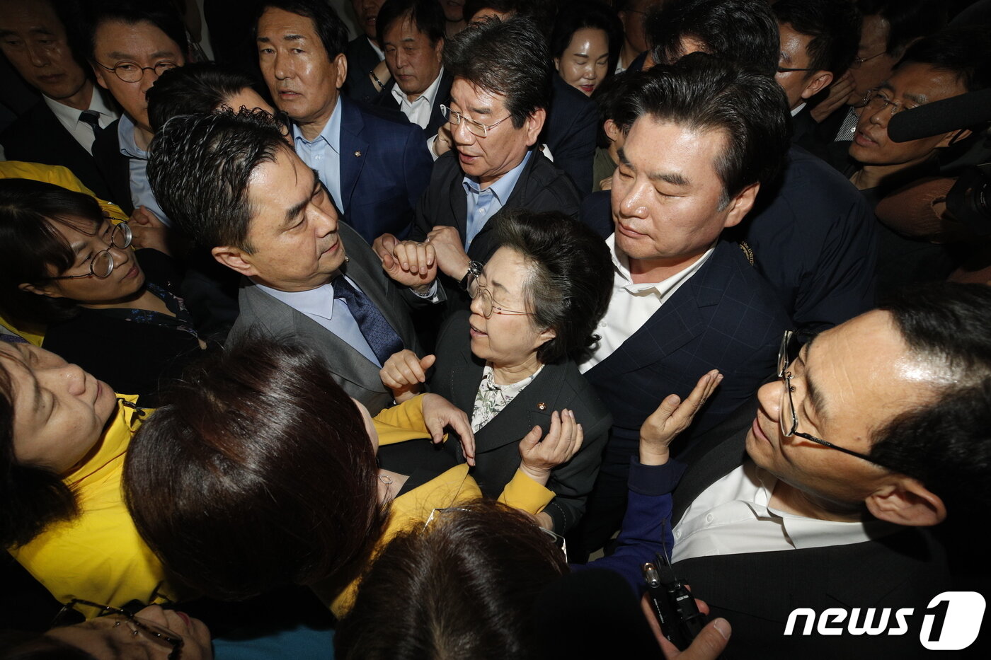 본문 이미지 - 26일 오후 서울 여의도 국회 정치개혁 특별위원회 전체회의장 앞에서 자유한국당 의원 및 당직자들이 공직선거법 개정안 신속처리안건&#40;패스트트랙&#41; 지정동의의 건 통과를 막기 위해 몸싸움을 하고 있다. 2019.4.26/뉴스1 ⓒ News1 안은나 기자