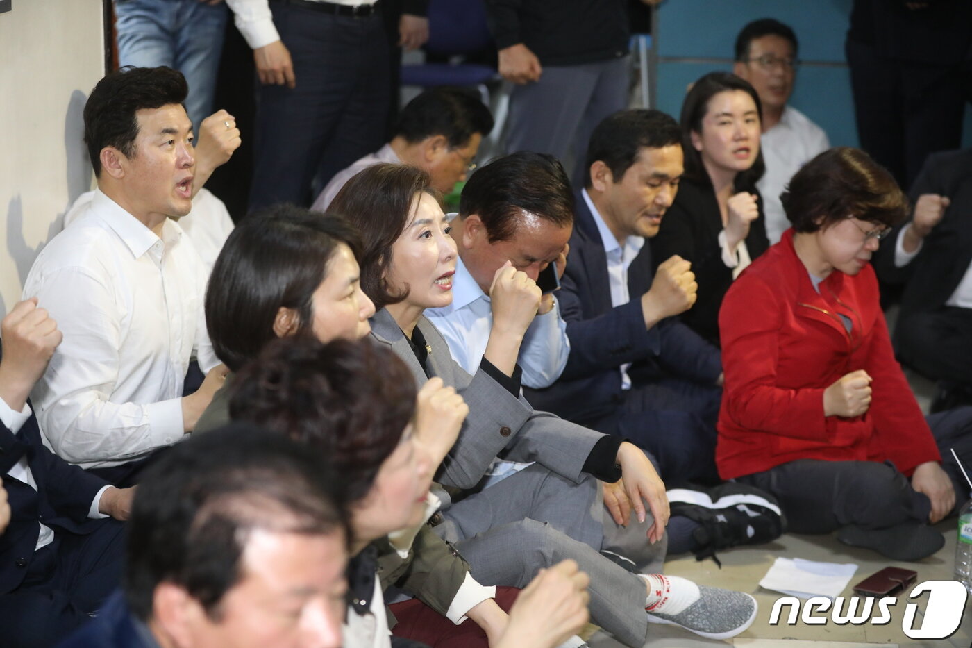 본문 이미지 - 26일 서울 여의도 국회 사법개혁특별위원회 회의장 앞에서 나경원 자유한국당 원내대표 등 의원들이 회의 진행에 항의하며 구호를 외치고 있다. 이날 사개특위는 고위공직자범죄수사처 설치 및 운영에 관한 법률안과 검경 수사권 조정 법안인 형사소송법 일부개정법률안 등의 패스트트랙&#40;신속처리안건&#41;을 지정할 예정이다. 2019.4.26/뉴스1 ⓒ News1 안은나 기자