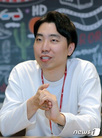 본문 이미지 - '언더그라운드 래퍼'에서 평범한 직장인으로 변신한 래퍼 '디필링' 석승명 씨가 롯데시네마 본사에서 뉴스1과 인터뷰를 하고 있다. 석 씨는 롯데시네마에서 배급 담당을 맡고 있다. 2019.4.27/뉴스1 ⓒ News1 구윤성 기자