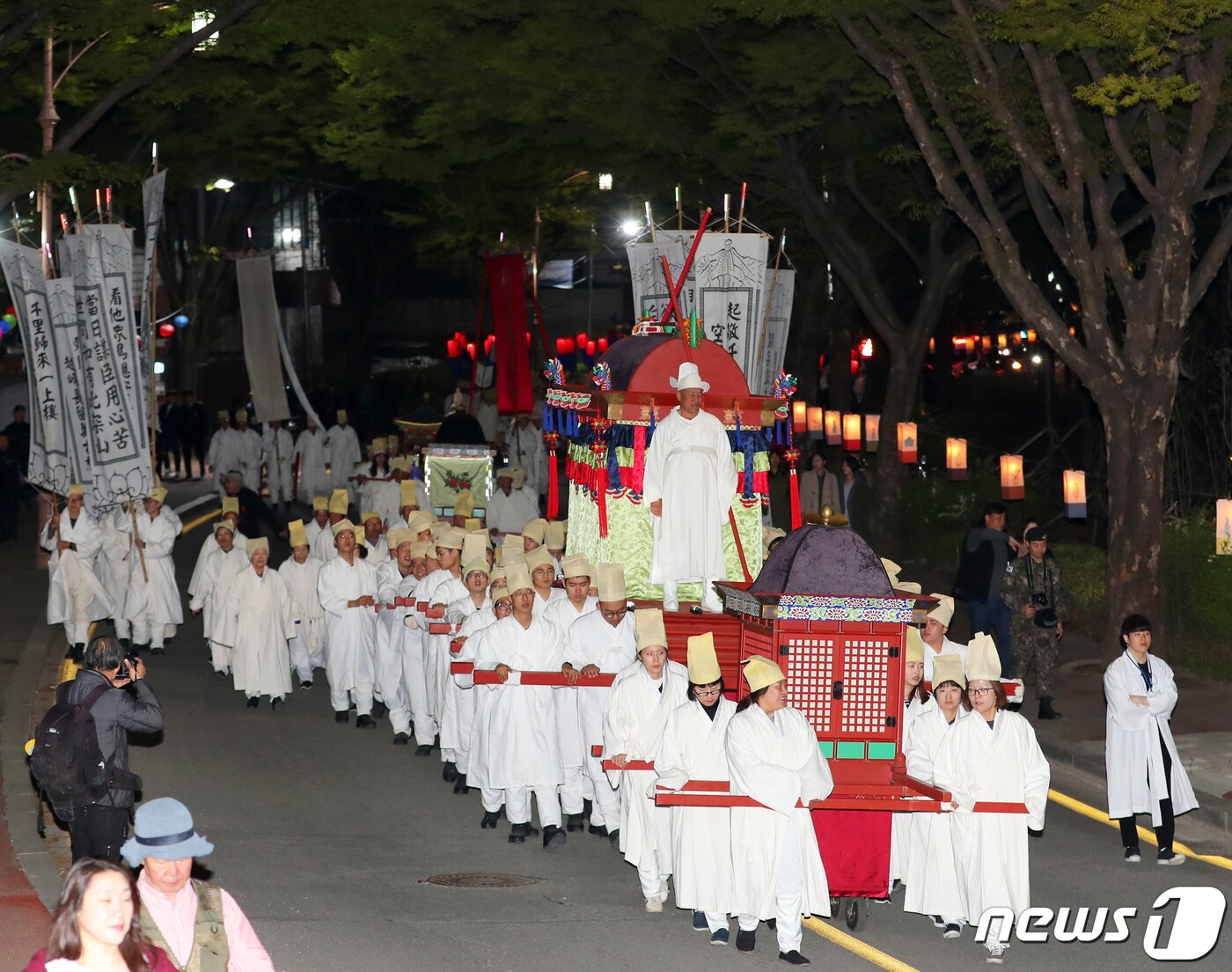본문 이미지 - 강원 영월군 시내 일원에서 제53회 단종문화제 단종국장 야간행렬이 펼쳐지고 있다. 2019.4.27 ⓒ 뉴스1 