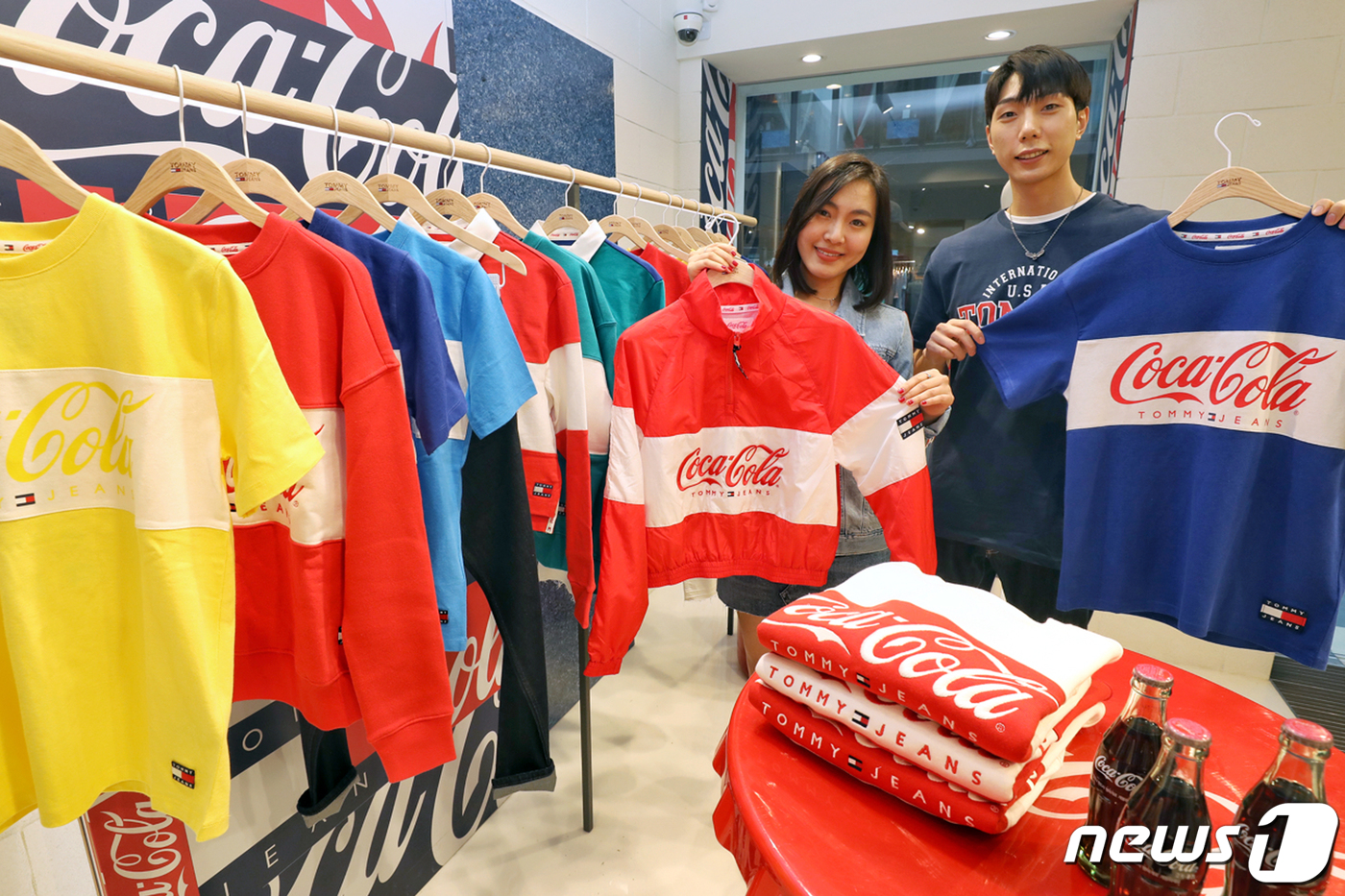 (서울=뉴스1) = 28일 서울 강남구 신사동 '타미진스' 가로수길 매장에서 타미힐피거 직원들이 코카콜라 캡슐 컬렉션을 선보이고 있다.코카콜라 캡슐 컬렉션은총 총 34종으로, 코카 …