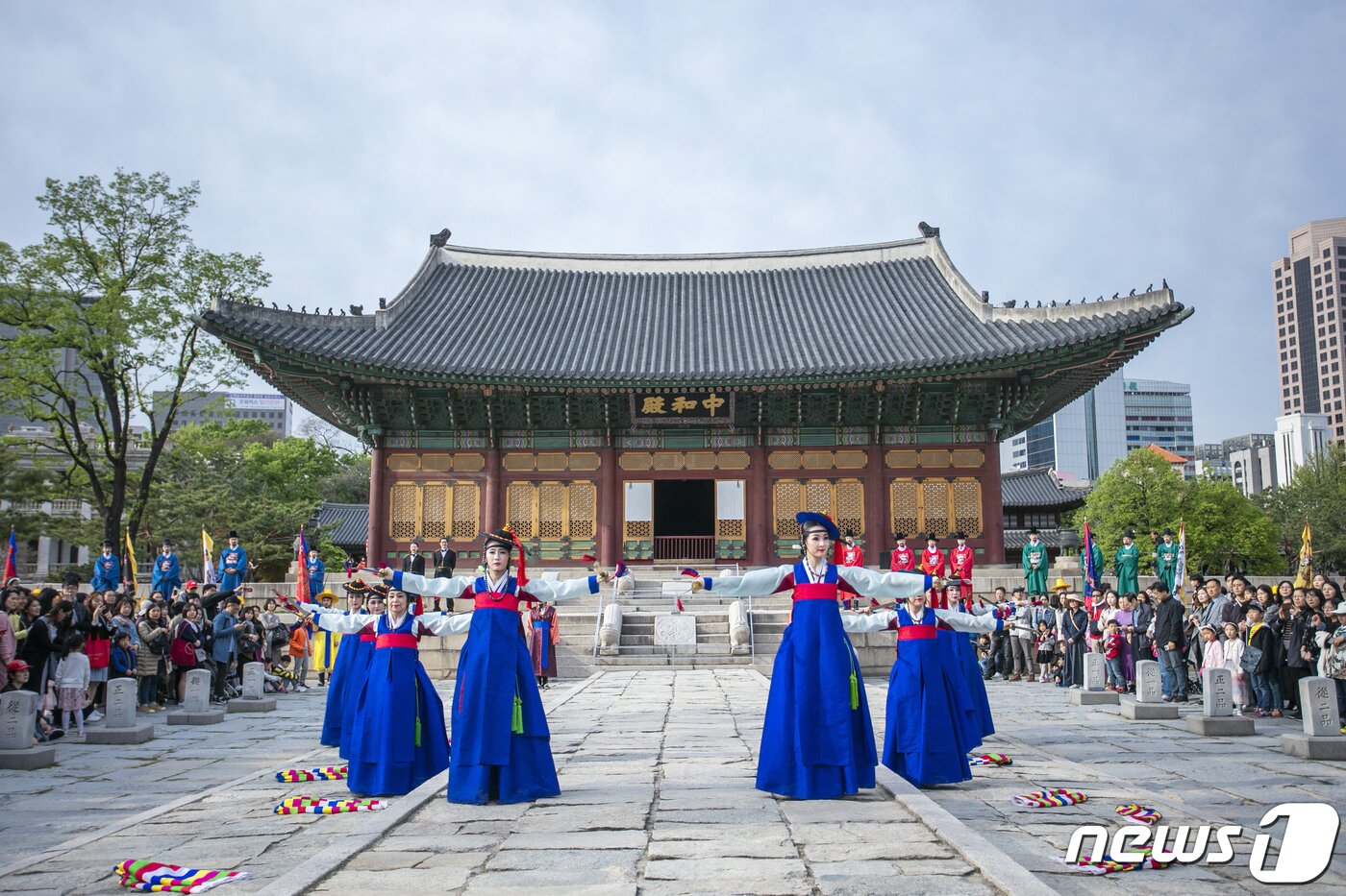 본문 이미지 - 27일 서울 종로구 덕수궁에서 궁중문화축전의 일환으로 '시간여행 그날, 고종-대한의 꿈'이 공연이 열리고 있다. 궁중문화축전은 한국의 대표적 문화유산인 궁궐을 활용해 국민들이 더욱 친숙하게 우리 문화유산을 접할 수 있도록 하기 위해 기획됐다.(한국문화재재단 제공) 2019.4.28/뉴스1