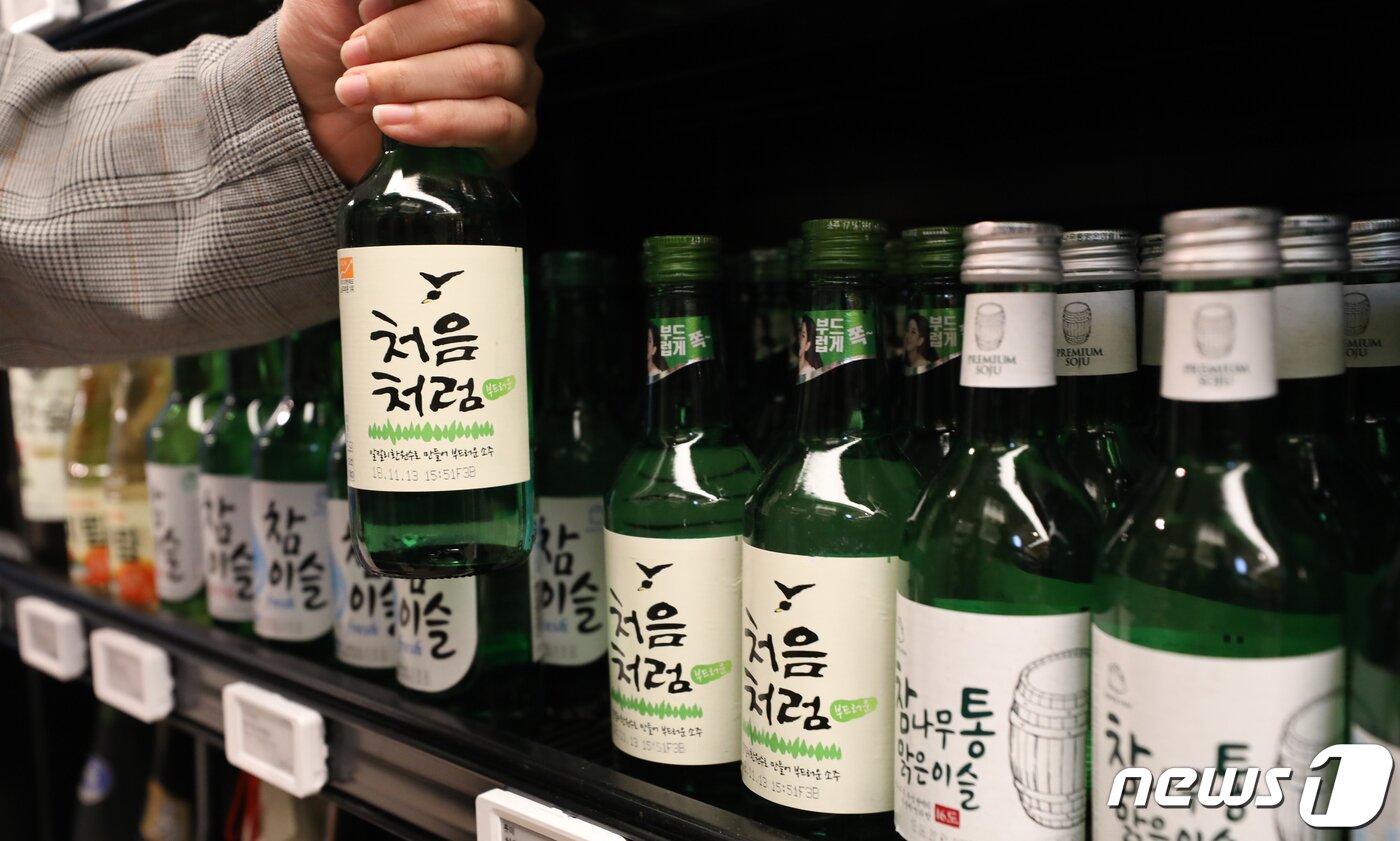 본문 이미지 - 28일 서울 중구의 한 백화점에서 고객이 소주를 고르고 있다. 2019.4.28 ⓒ 뉴스1 허경 기자