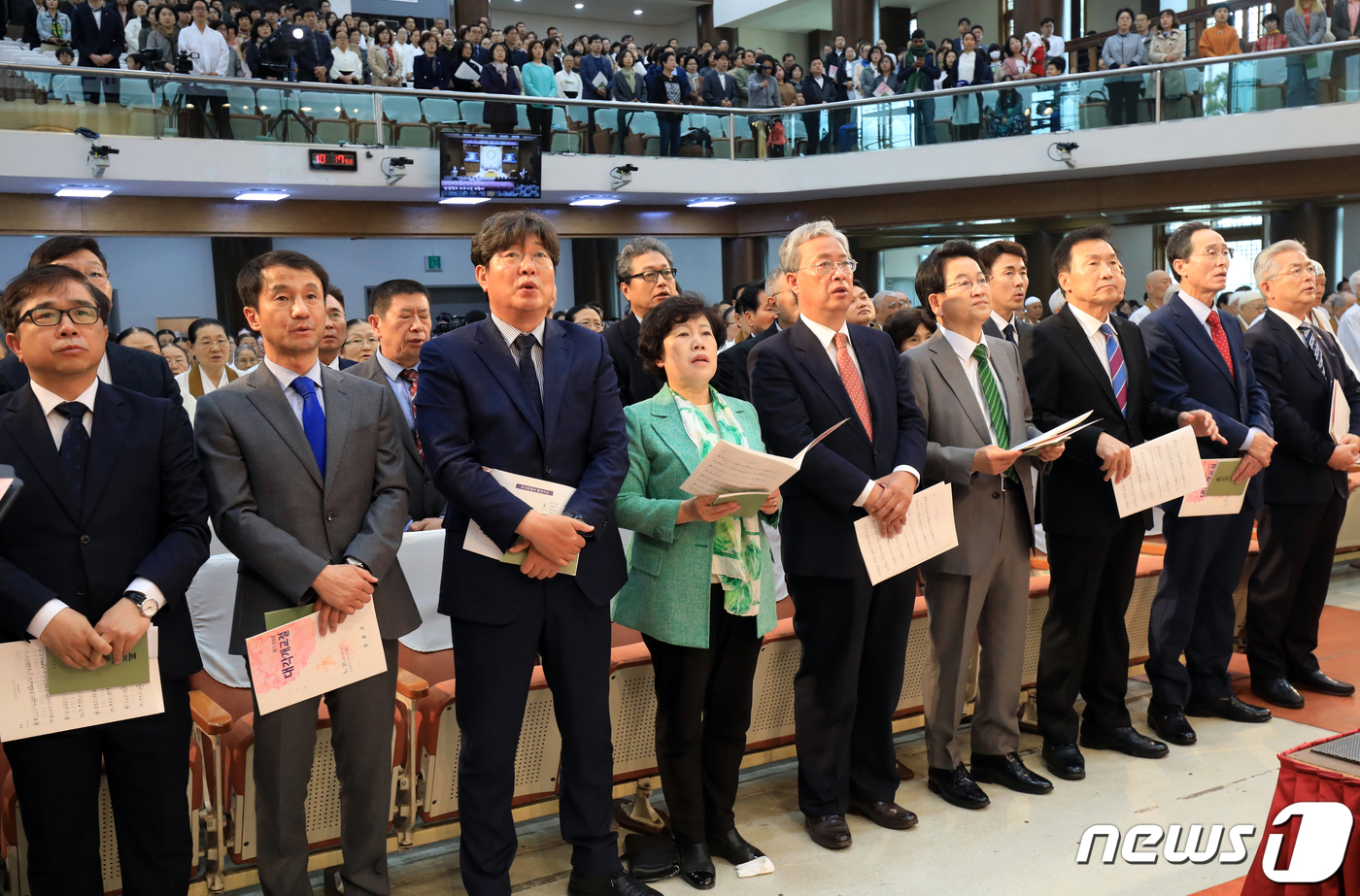 (익산=뉴스1) 문요한 기자 = 28일 오전 전북 익산시 원불교중앙총부 반백년기념관에서 열린 원불교 대각개교절 기념식에서 송하진 전북도지사와 정동영 민주평화당 대표, 손학규 바른미 …