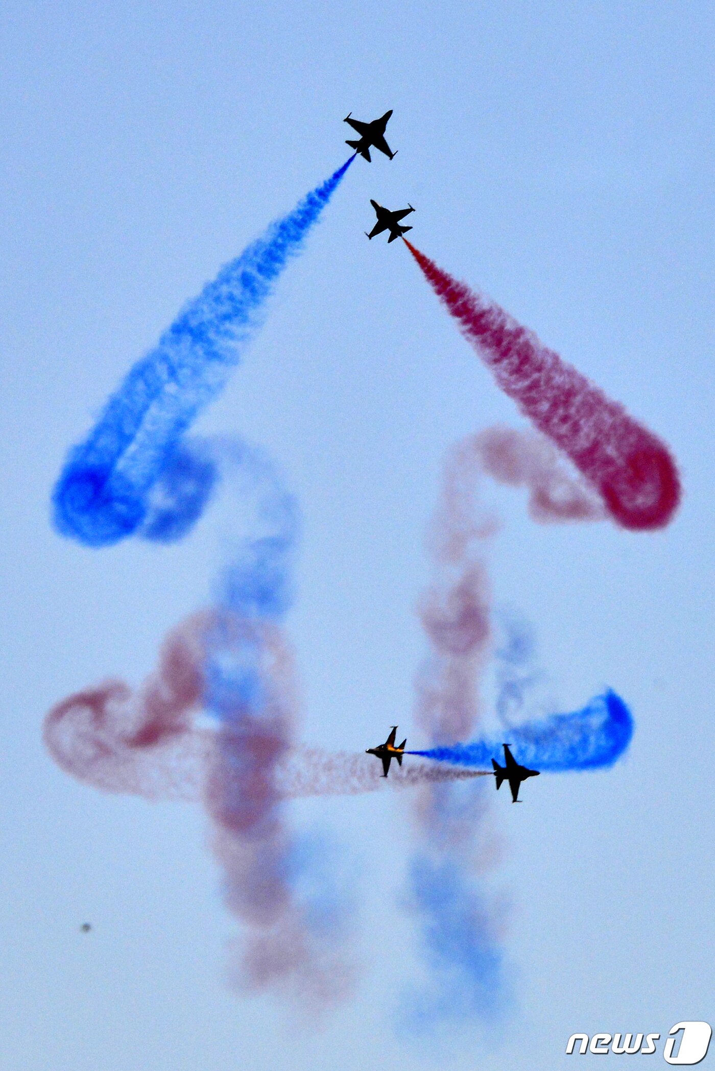 본문 이미지 - 2019년 4월 대한민국 공군 특수비행팀 블랙이글스가 2019해병대문화축제가 열린 포항시 남구 오천읍 냉천 수변공원 상공에서 화려한 에어쇼를 펼치고 있다. 2019.4.28/뉴스1 ⓒ News1 최창호 기자