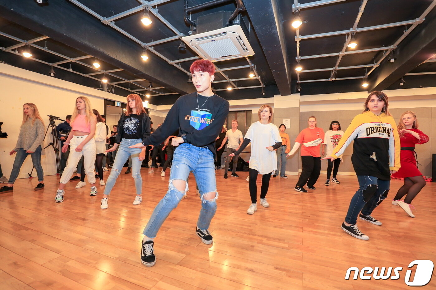 본문 이미지 - 독일에서 온 k-pop팬들이 28일 오전 광주 동구 금남로 한 댄스학원에서 방탄소년탄 댄스를 배우고 있다. 이 학원은 BTS 제이홉이 춤을 배웠던 곳으로 알려져있다.(한국관광공사 제공)2019.4.28/뉴스1 ⓒ News1 박준배 기자