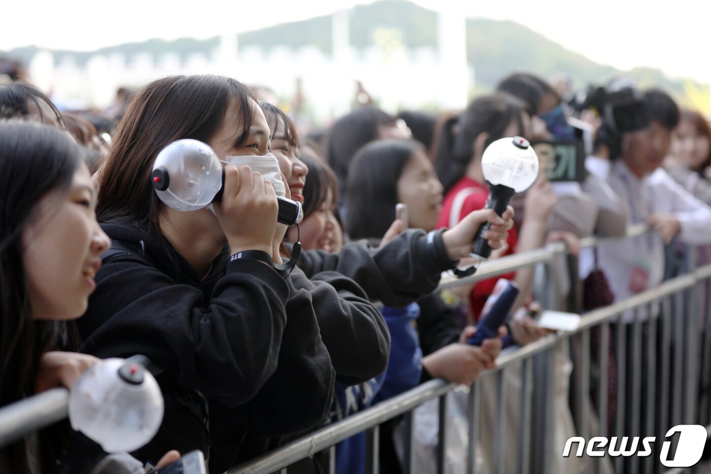 본문 이미지 - 2019광주FINA세계수영선수권대회 성공기원 슈퍼콘서트가 열린 광주 서구 월드컵경기장에서 관객들이 공연장 입장을 기다리며 그룹 방탄소년단 리허설을 지켜보고 있다. ⓒ News1