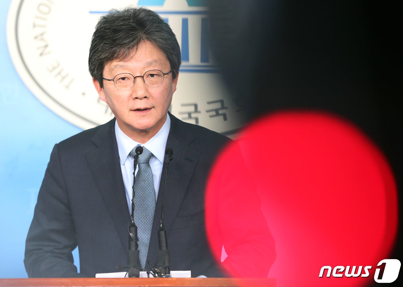 본문 이미지 - 유승민 바른미래당 의원이 28일 서울 여의도 국회 정론관에서 기자회견을 하고 있다. 유승민 의원은 '문희상 국회의장은 오신환·권은희 의원에 대한 불법 사보임을 당장 철회하라'고 말했다. 2019.4.28/뉴스1 ⓒ News1 이종덕 기자