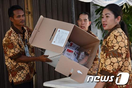 인도네시아에서 지난 17일 대선과 총선이 함께 시행된 가운데 선관위 직원들이 손으로 개표를 진행해 270여명이 순직했다. © AFP=뉴스1