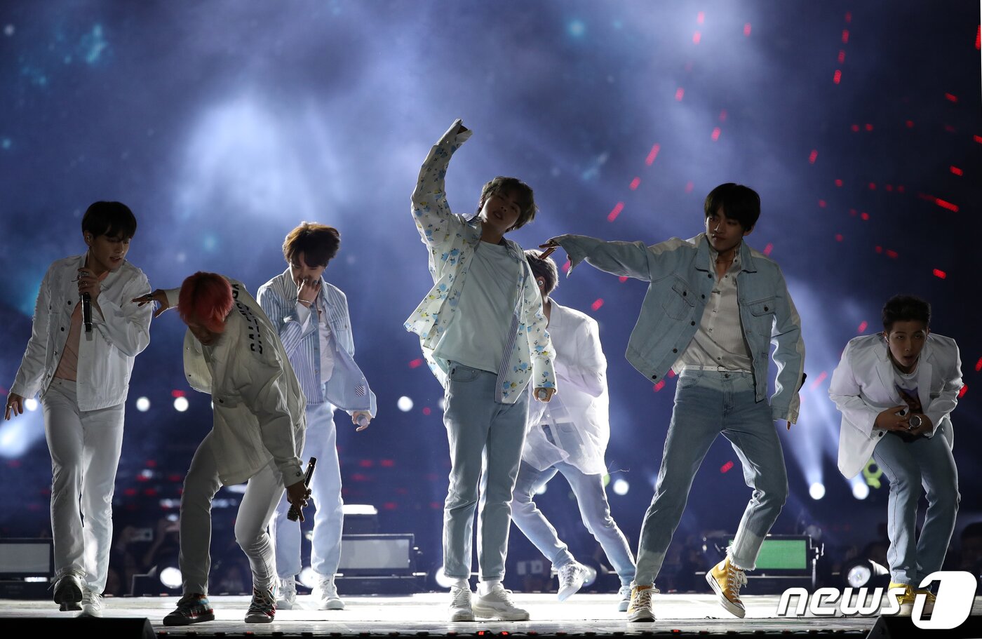 본문 이미지 - 지난 2019년 광주 서구 월드컵경기장에서 열린 2019광주FINA세계수영선수권대회 성공기원 슈퍼콘서트에서 그룹 방탄소년단이 공연을 펼치는 모습. 2019.4.28/뉴스1 ⓒ News1  