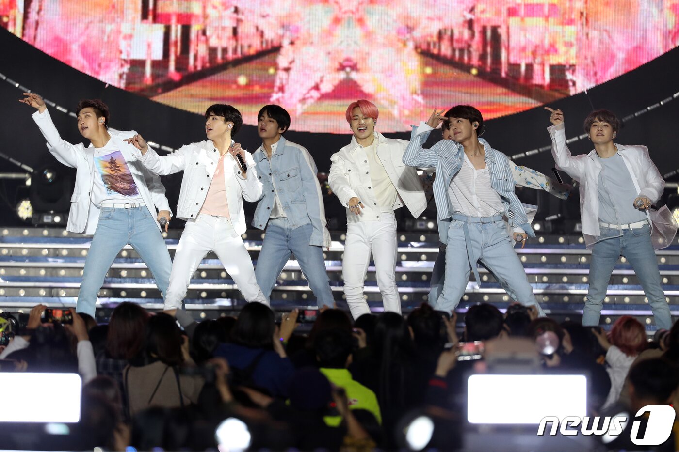 본문 이미지 - 지난 2019년 광주 서구 월드컵경기장에서 열린 2019광주FINA세계수영선수권대회 성공기원 슈퍼콘서트에서 그룹 방탄소년단이 공연을 펼치는 모습. 2019.4.28/뉴스1 ⓒ News1 