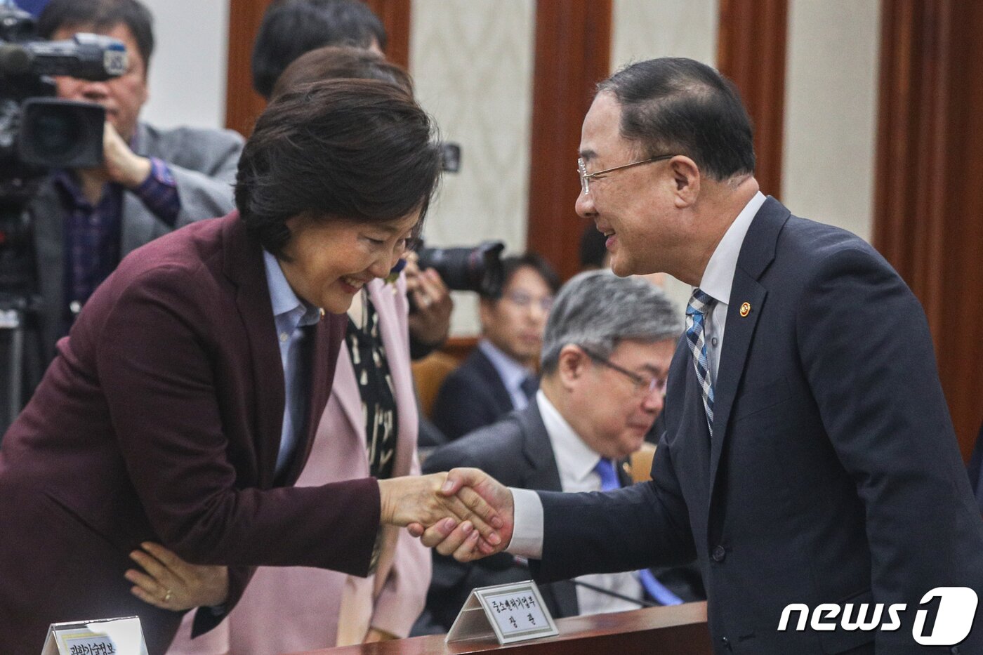 본문 이미지 - 홍남기 경제부총리 겸 기획재정부 장관과 박영선 중소벤처기업부 장관이 29일 서울 종로구 정부서울청사에서 열린 제14차 경제활력대책회의에서 인사를 하고 있다. 2019.4.29/뉴스1 ⓒ News1 성동훈 기자