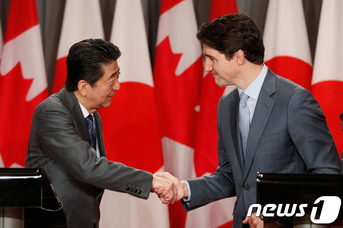 본문 이미지 - 2019년 아베 신조 당시 일본 총리와 저스틴 트뤼도 캐나다 총리. ⓒ AFP=뉴스1 ⓒ News1 우동명 기자
