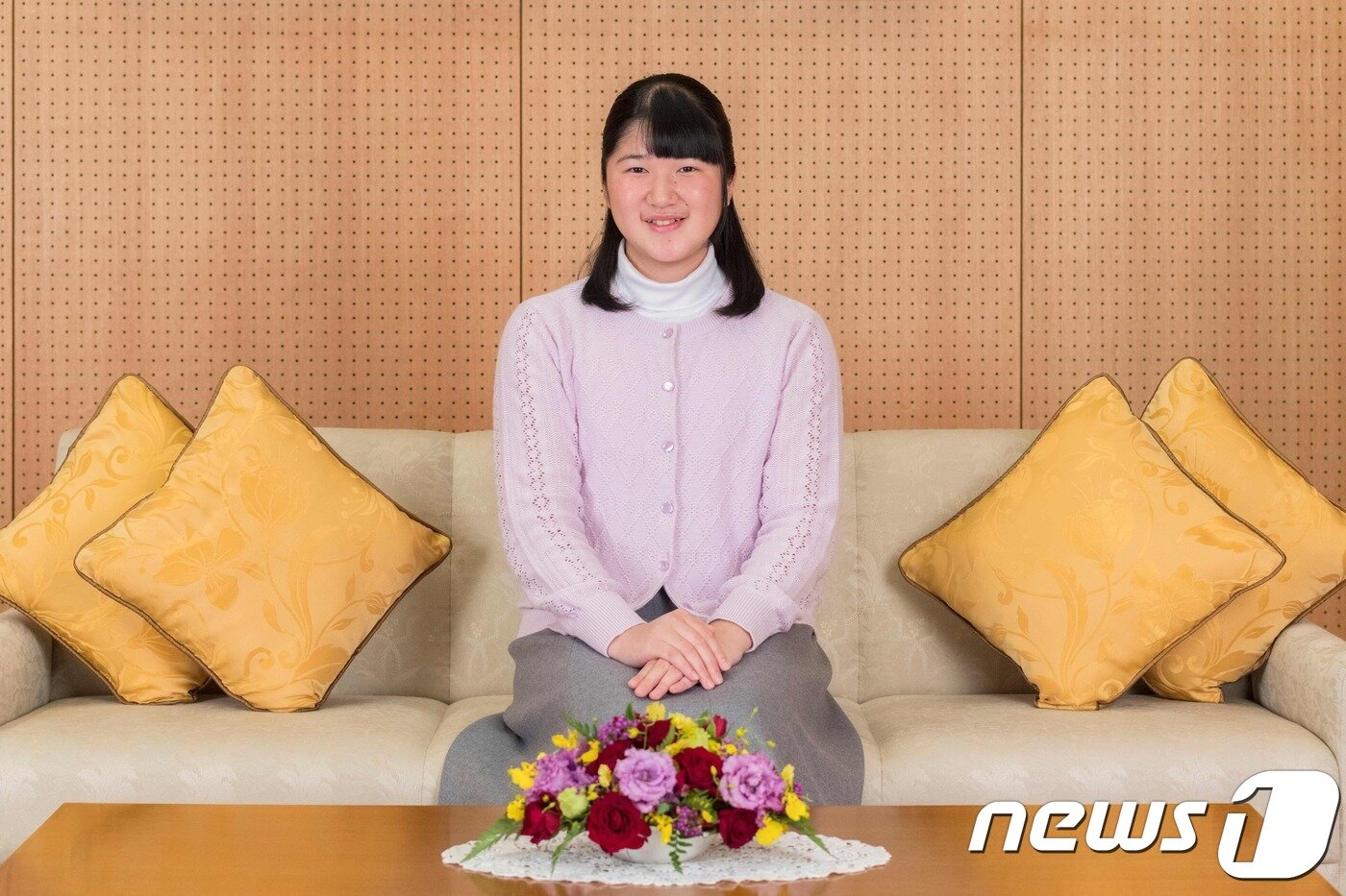 본문 이미지 - 5월1일 즉위하는 새 일왕 나루히토(德仁·59)의 외동딸 아이코(愛子·17) 공주. 일본에서는 아키시노미야 후미히토(秋篠宮 文仁·53) 일가 대신 아이코 공주가 왕위를 승계하길 바라는 여론이 높다. ⓒ AFP=뉴스1