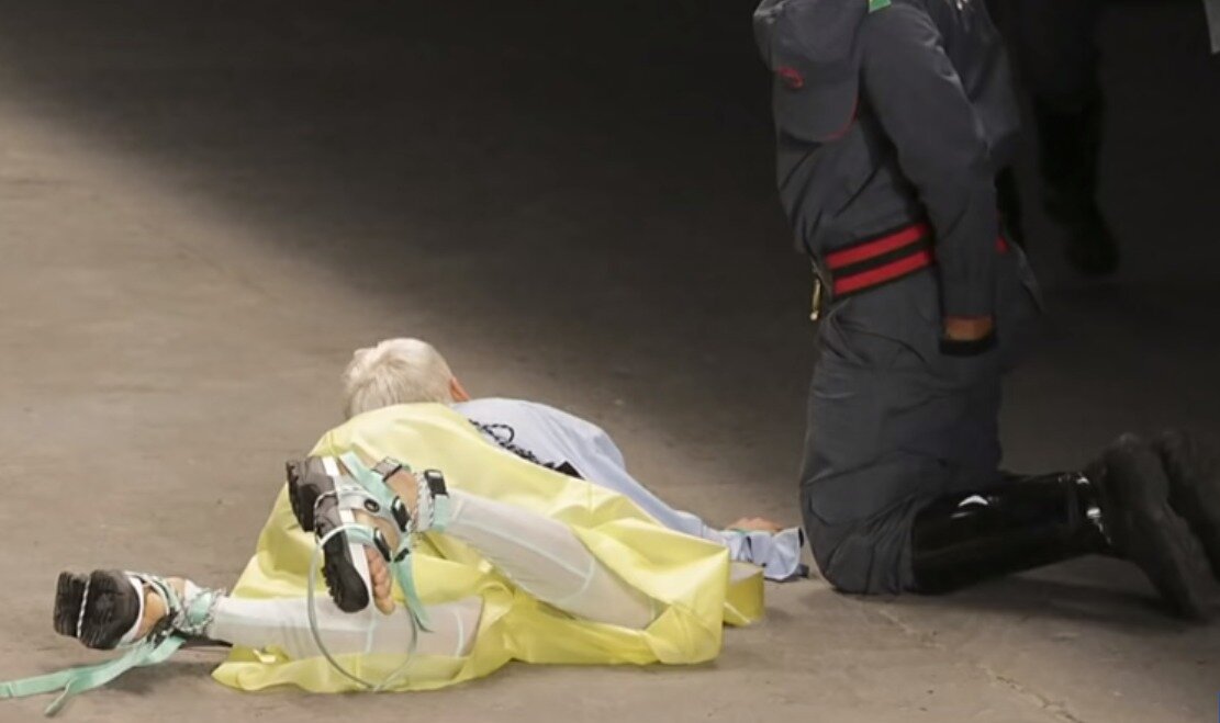 본문 이미지 - 소레스가 런웨이에서 넘어진 장면 - 유튜브 갈무리