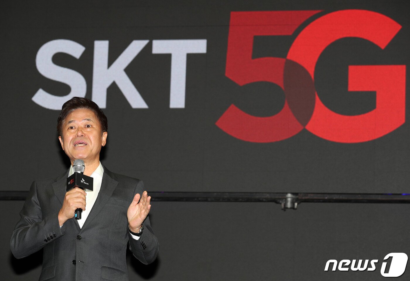 본문 이미지 - 박정호 SK텔레콤 사장이 3일 서울 중구 을지로 SKT타워 로비에서 열린 '5GX 서비스 론칭쇼'에서 세계 최초 5GX 상용화와 관련해 발언하고 있다.  2019.4.3/뉴스1 ⓒ News1 이광호 기자