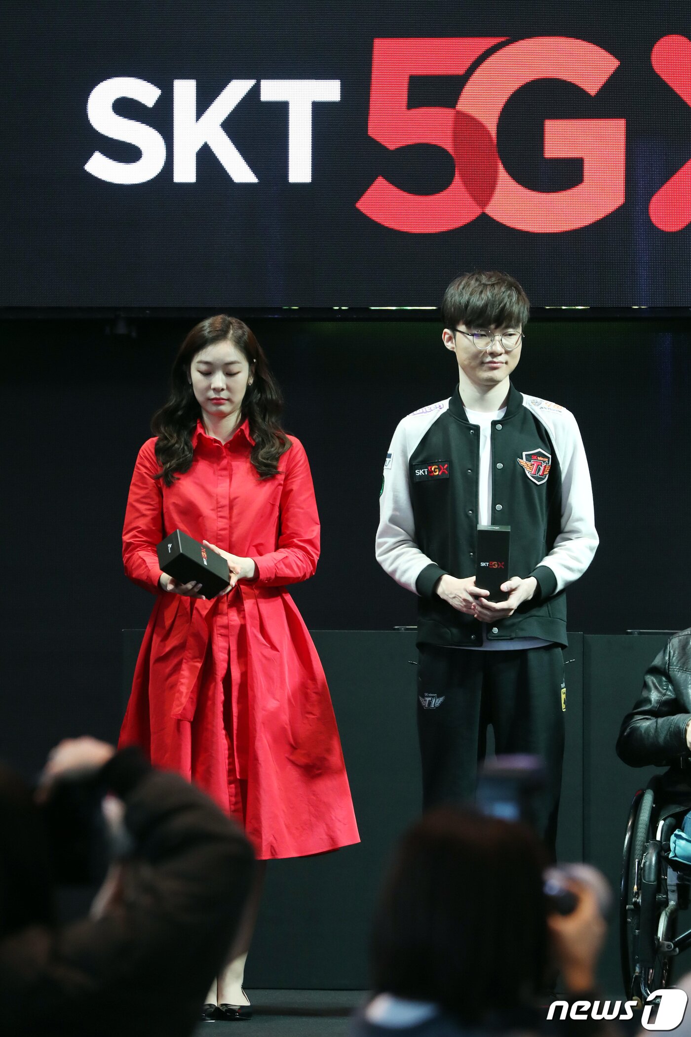 본문 이미지 - 피겨스타 김연아와 프로게이머 페이크 이상혁이 3일 오전 서울 을지로 SKT타워에서 열린 '5GX 서비스 론칭쇼'에 명예홍보대사로 참석해 박정호 사장으로부터 전달받은 갤럭시S10 5G단말기를 들고 있다. 2019.4.3/뉴스1 ⓒ News1 이광호 기자