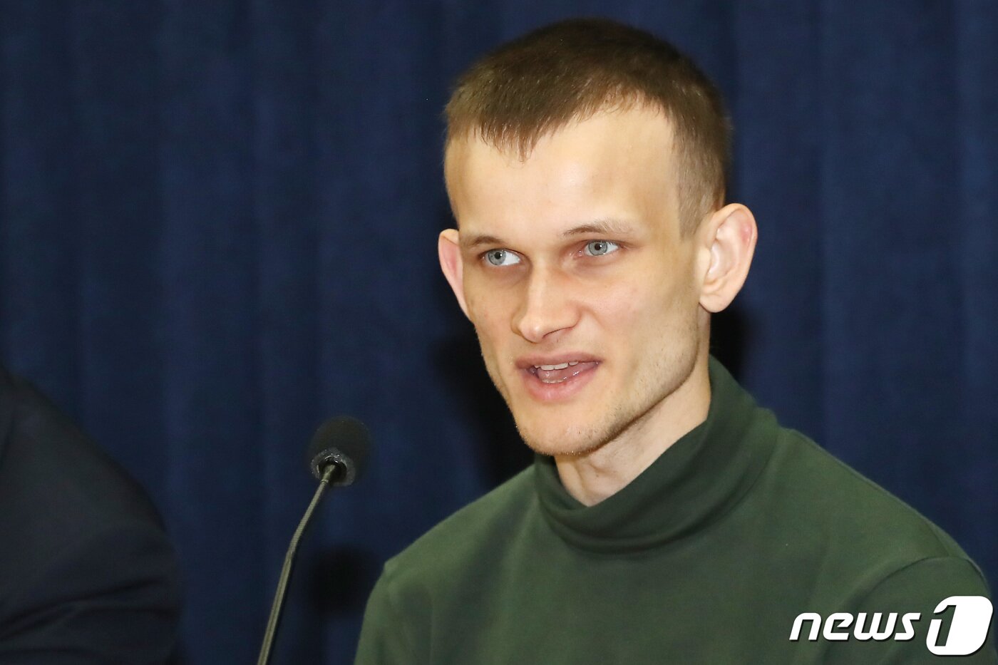 본문 이미지 - 비탈릭 부테린이 3일 오전 서울 여의도 국회 의원회관에서 '블록체인과 미래 경제'를 주제로 열린 '이더리움 창시자 비탈릭 부테린과의 대화 토론회'에서 발언을 하고 있다. 2019.4.3/뉴스1 ⓒ News1 임세영 기자