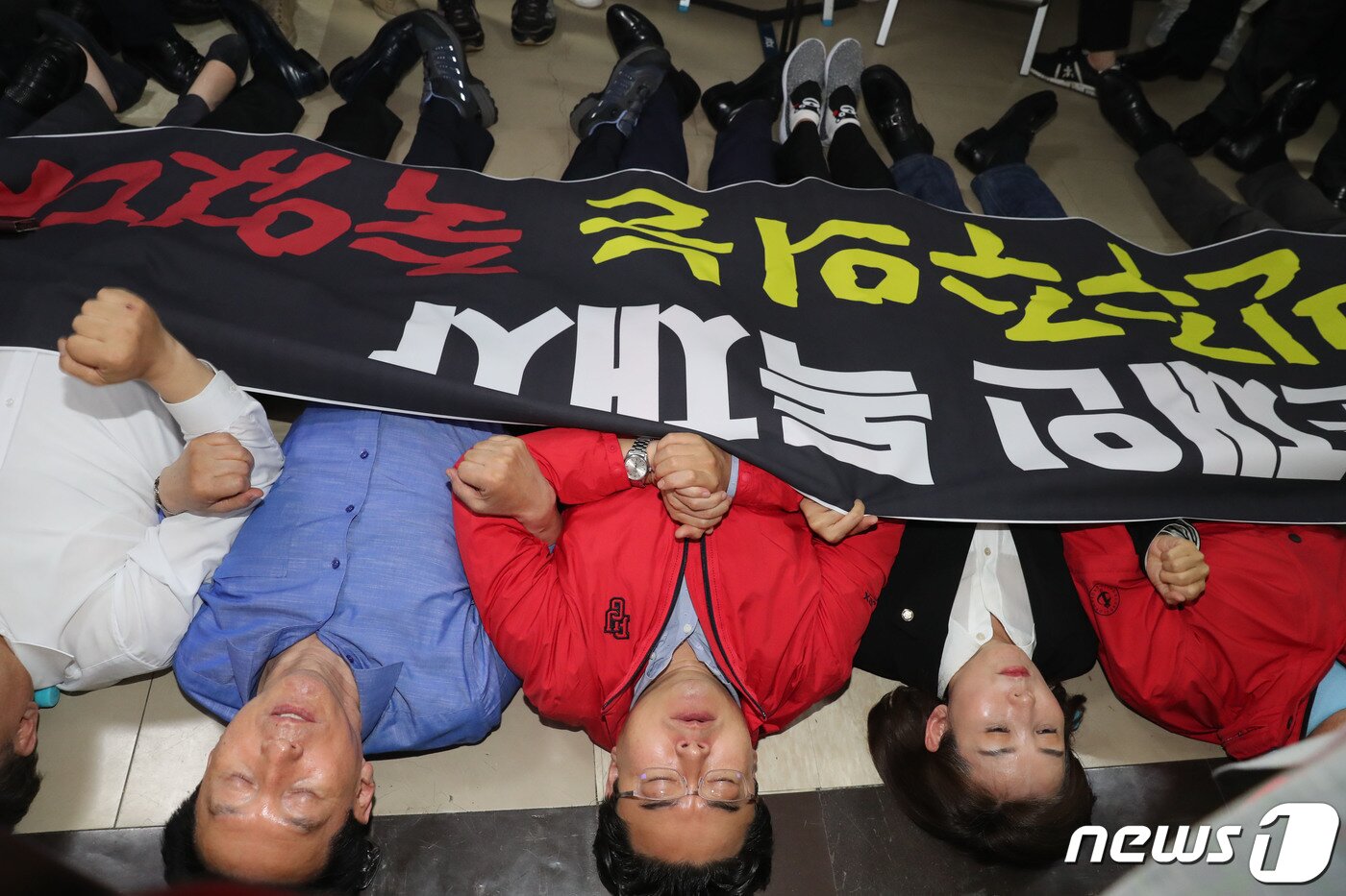 본문 이미지 - 자유한국당 의원들이 30일 오후 공수처법 패스트트랙 지정을 위한 사법개혁특별위원회 전체회의가 끝난 서울 여의도 국회 문화체육관광위원회 회의실 앞에서 패스트트랙 저지를 위해 점거한 후 구호를 외치고 있다. 2019.4.30/뉴스1 ⓒ News1 임세영 기자