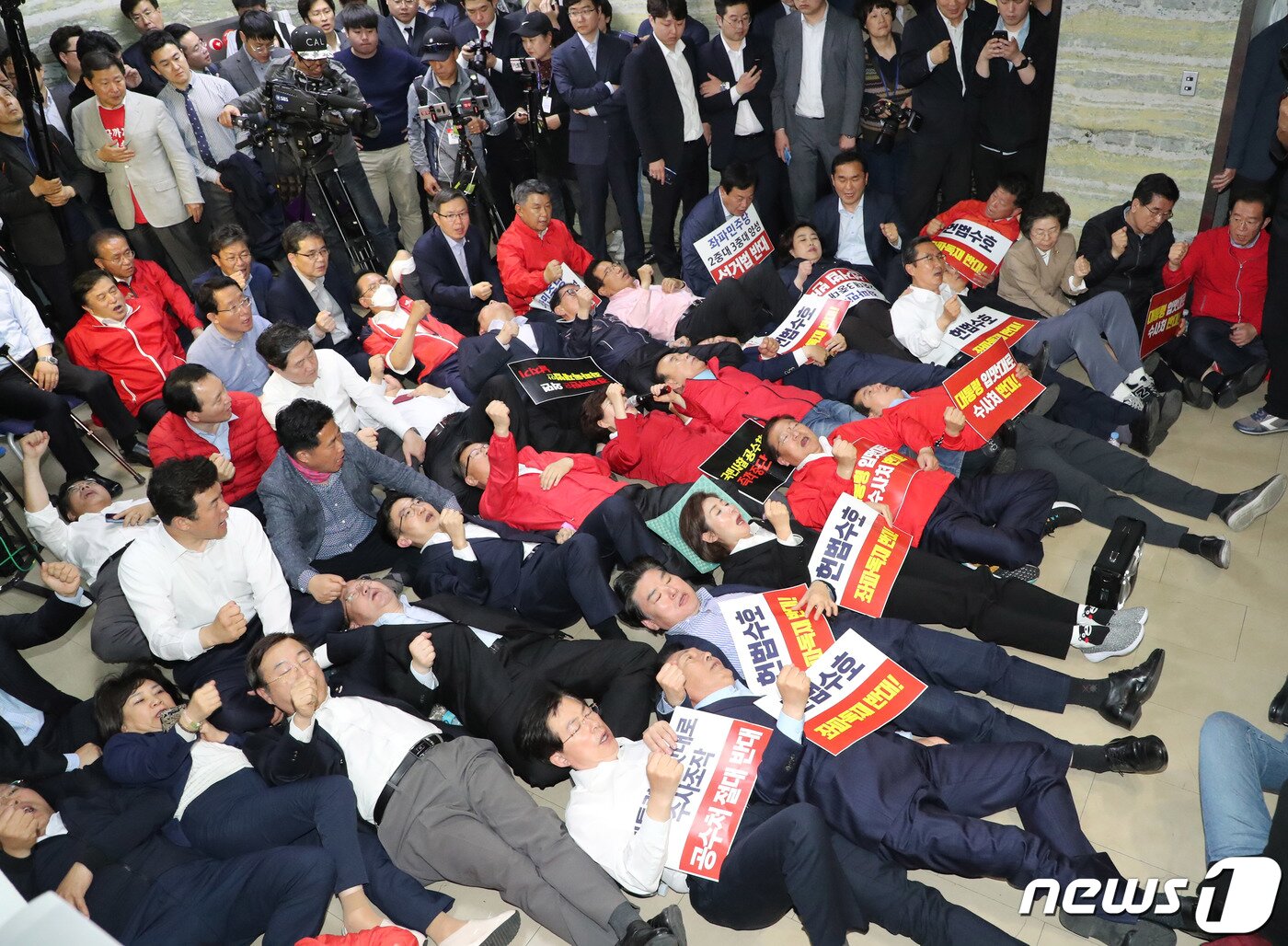 본문 이미지 - 나경원 자유한국당 원내대표 등 의원들이 30일 오전 서울 여의도 국회 정무위원회 회의장에서 열린 정개특위 회의에서 선거제 개혁안 패스트트랙이 지정되자 구호를 외치고 있다. 2019.4.30/뉴스1 ⓒ News1 김명섭 기자