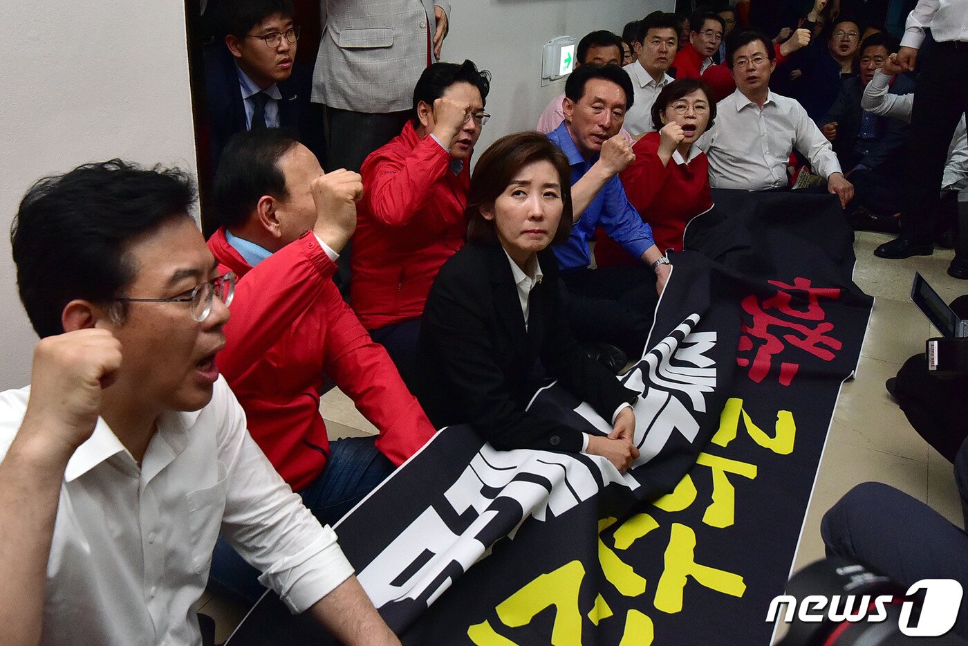 본문 이미지 - 29일 저녁 국회에서 열린 사개특위 전체회의에서 공수처 법안이 패스트트랙으로 지정되자 자유한국당 나경원 원내대표 등 의원들이 회의장 앞에서 항의 시위를 펼치고 있다. 2019.4.29/뉴스1 ⓒ News1 김명섭 기자