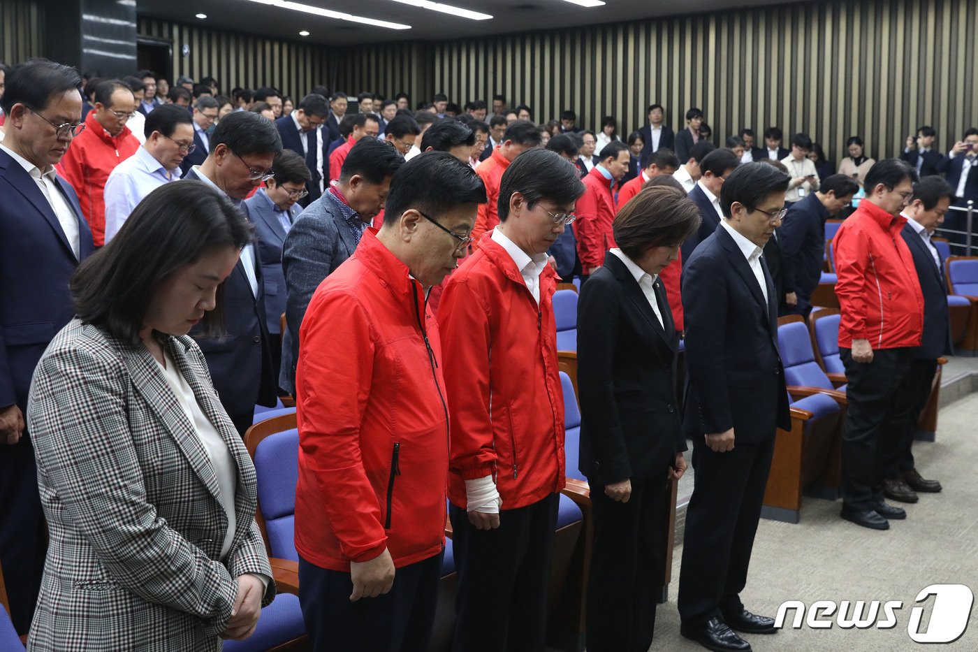 본문 이미지 - 황교안 자유한국당 대표, 나경원 원내대표 및 의원들이 30일 새벽 서울 여의도 국회에서 열린 긴급 의원총회에서 추념을 하고 있다. 2019.4.30/뉴스1 ⓒ News1 임세영 기자