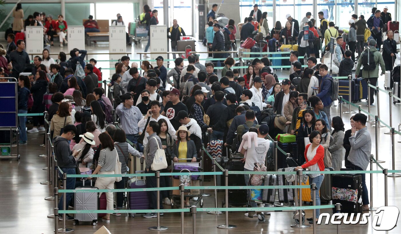 본문 이미지 - 5월 황금연휴를 하루 앞둔 30일 오전 인천 중구 인천국제공항 출국장이 여행객들로 북적이고 있다. 2019.4.30/뉴스1 ⓒ News1 오장환 기자