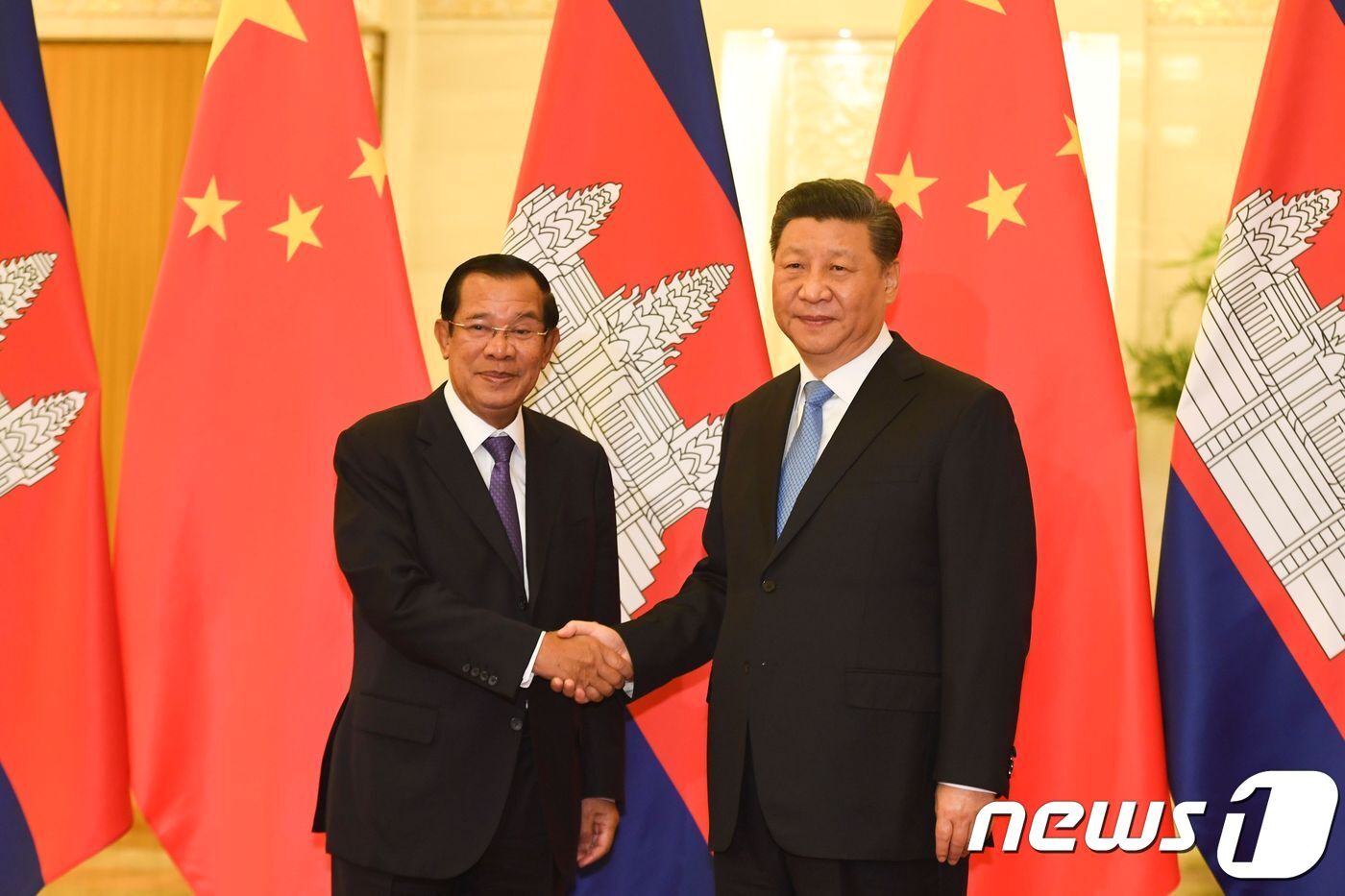 본문 이미지 - 시진핑 중국 국가 주석이 베이징 인민대회당에서 일대일로 국제포럼 참석차 방문한 훈센 캄보디아 총리와 회담을 하기 전에 악수를 하고 있다. ⓒ AFP=뉴스1 ⓒ News1 우동명 기자