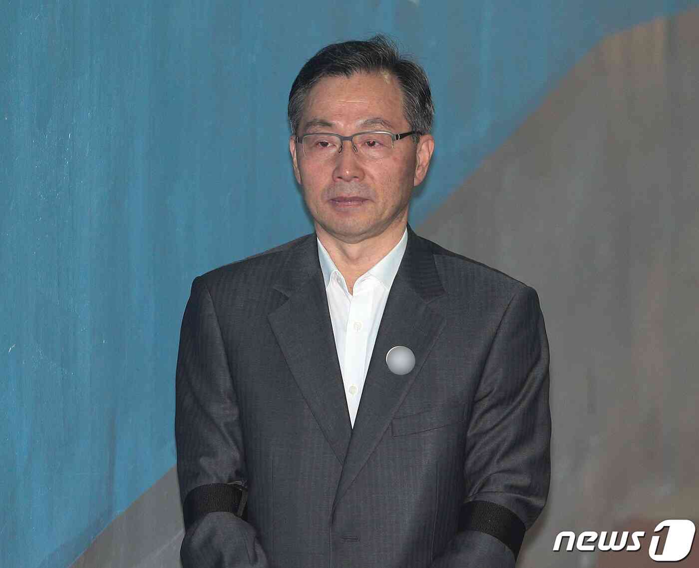 서천호 전 국정원 2차장이 30일 오전 서울 서초구 서울중앙지방법원에서 열린 '국정원 댓글 조작 위계공무집행 방해' 관련 공판에 출석하고 있다. 2019.4.30/뉴스1 © News1 신웅수 기자