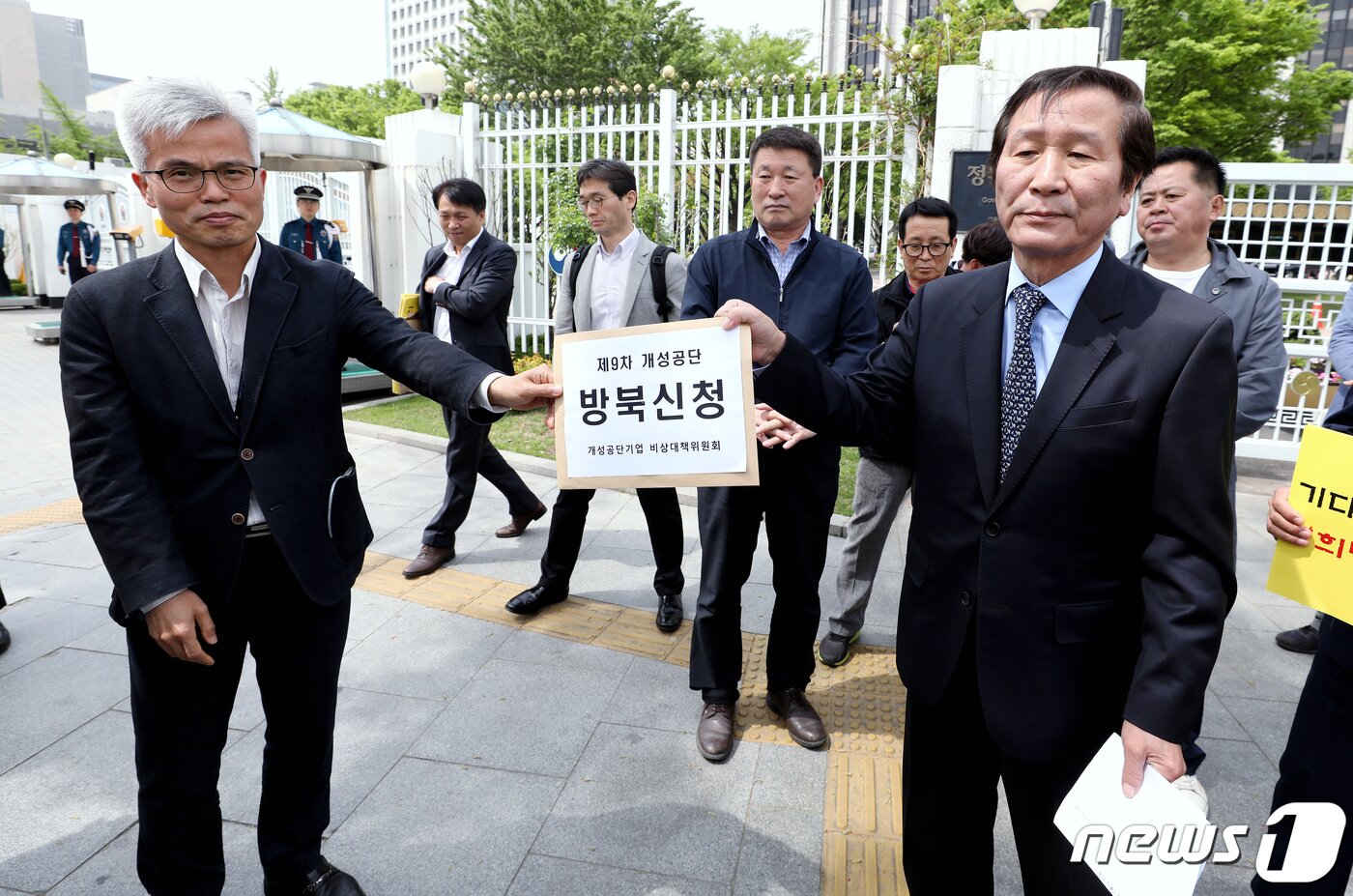 본문 이미지 - 정기섭 개성공단기업 비상대책위원장(오른쪽)이 30일 오전 서울 세종로 정부서울청사를 찾아 이홍열 통일부 남북협력지구 발전기획단 사무관에게 방북신청서를 제출하고 있다. 2019.4.30/뉴스1 ⓒ News1 박정호 기자