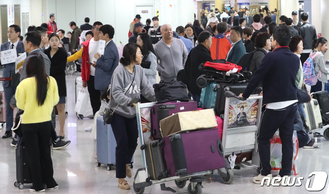 본문 이미지 - 코로나 19 이전인 2019년 제주시 제주국제공항 국제선 도착 대합실에서 관광객들이 입국하고 있다(뉴스1DB)ⓒ News1