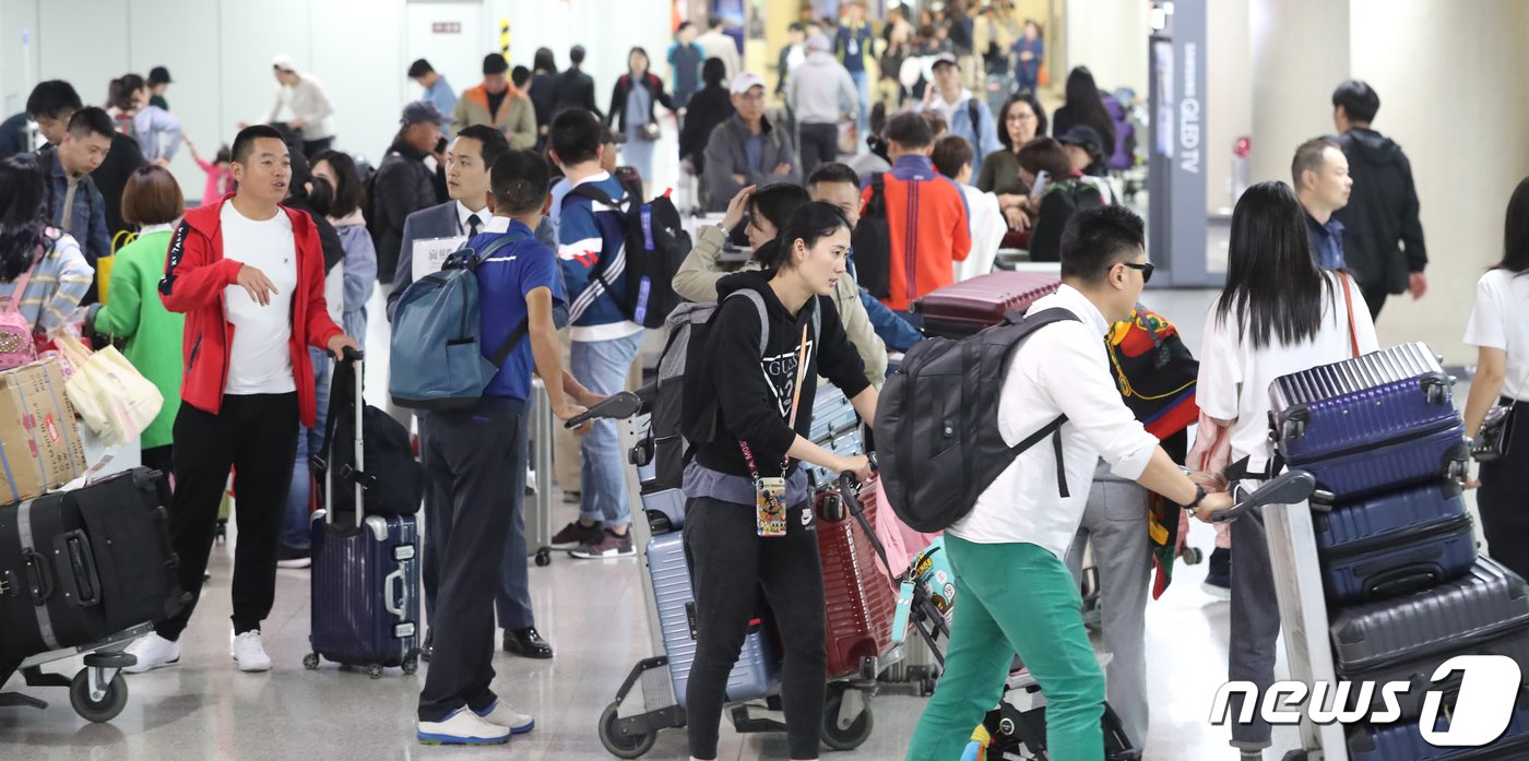 30일 오후 제주시 제주국제공항 국제선 도착 대합실에서 관광객들이 입국하고 있다. 제주도관광협회에 따르면 중국 노동절 연휴&#40;5월 1~5일&#41; 동안 중국인 관광객 1만2390명과 일본인 관광객 3000여명 등 총 1만5000여명이 제주를 찾을 것으로 예상되고 있다.2019.4.30/뉴스1 ⓒ News1 이석형 기자