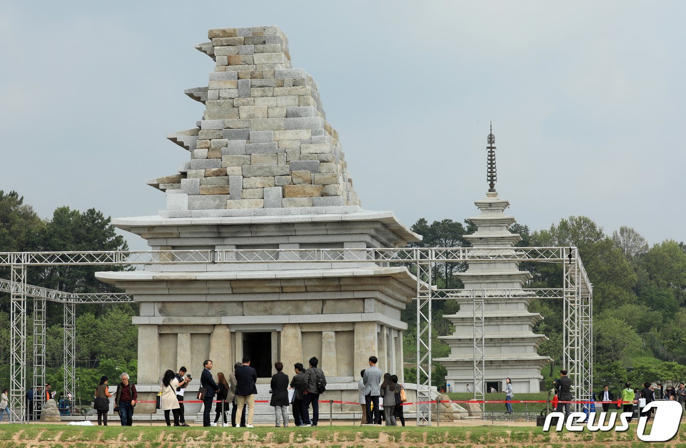 본문 이미지 - 30일 전북 익산 미륵사지 석탑 보수준공식을 마치고 모습을 드러낸 서탑(왼쪽)과 동탑을 사람들이 보고 있다. 미륵사지 석탑은 1999년 보수를 시작해 준공식을 하기까지 20년이 걸렸다.2019.4.30/뉴스1 ⓒ News1